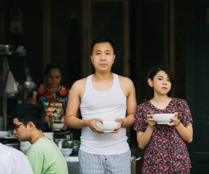 Chẳng ai như cặp đôi này, đi ăn sáng tiện thể chụp ảnh cưới vậy mà vẫn hút cả nghìn like