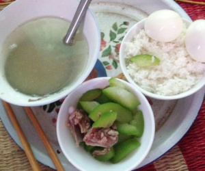 Chị chồng bỏ việc nhà đến chăm nom, nấu cơm cữ ngày 3 bữa bê tận miệng, mẹ trẻ vẫn chê ỏng chê eo