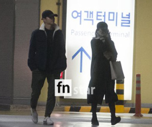 Lộ loạt ảnh Song Joong Ki và Song Hye Kyo về nước sau tuần trăng mật, nhưng sao xa cách thế này?