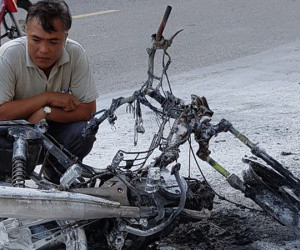 Một phụ nữ suýt thành 'ngọn đuốc' khi xe máy cháy trơ khung