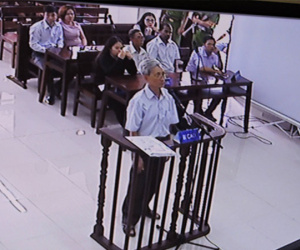 Nguyễn Khắc Thuỷ kêu khó thở trước phiên xử dâm ô
