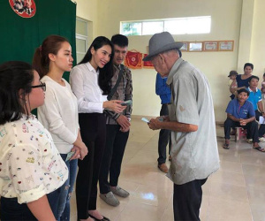 Thủy Tiên - Công Vinh mang nửa tỷ đồng tới Phú Yên hỗ trợ bà con vùng bão lũ