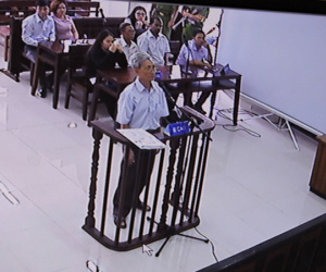 Video: Chủ tọa đọc quyết định đưa vụ án ra xét xử Nguyễn Khắc Thủy