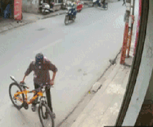 Video: Cụ ông run rẩy nhưng ăn trộm xe đạp nhanh như cắt trên phố Hà Nội