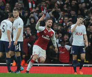 Arsenal đánh bại Tottenham, áp sát top 4