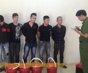Bắt giữ 5 thanh niên xăm trổ mang dầu luyn pha mắm tôm đi… đòi nợ