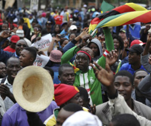 Hàng nghìn người biểu tình yêu cầu Tổng thống Zimbabwe từ chức