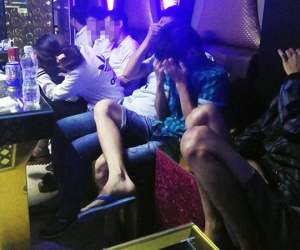 7 cô gái sử dụng ma túy trong phòng hát bật nhạc lớn