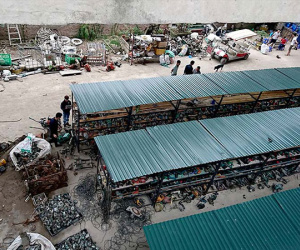 'Siêu thị' cơ khí ngang nhiên chui gầm cầu Thăng Long