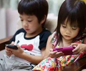 Cách đơn giản để lấy điện thoại khỏi tay con đang chơi mà trẻ không "nổi trận lôi đình"