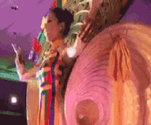 Nguyễn Thị Loan tự tin trình diễn trong phần thi Trang phục dân tộc tại Miss Universe