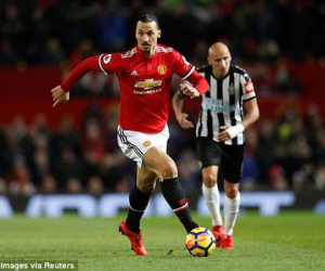 Ibrahimovic cứ chạm bóng fan MU vỗ tay, tự nhận là 'Sư tử'