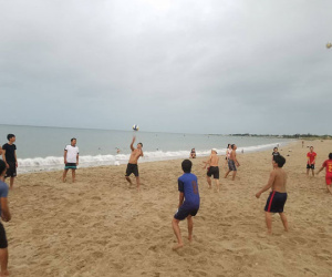 Người dân Ninh Thuận tắm biển trước khi áp thấp nhiệt đới vào bờ