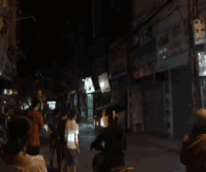 Nửa đêm, xế hộp lấy đà ủi nát cửa nhà hàng xóm