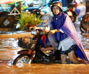 Sài Gòn tiếp tục ngập nặng do mưa to và triều cường