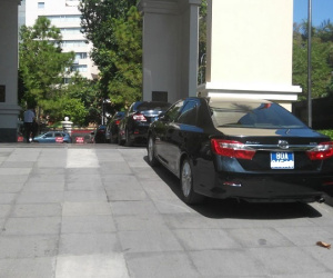 Thứ trưởng đi taxi và phó tổng thống về quê bằng tàu hỏa