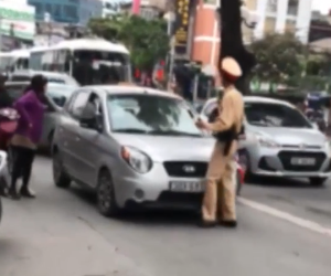 Video: Nữ tài xế điều khiển ôtô đẩy CSGT trên đường