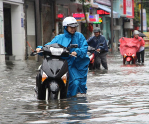Áp thấp nhiệt đới tan, lũ miền Trung lên nhanh