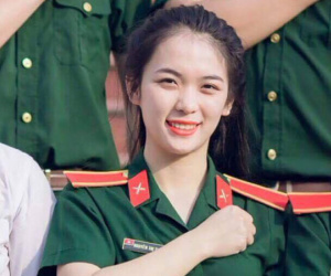 Cô giáo Quốc phòng 'vạn người mê' được học trò chăm sóc từng li từng tí