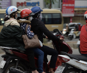 Hà Nội đón đợt không khí lạnh mạnh, người dân thu mình trong áo ấm xuống đường trong sớm đầu tuần
