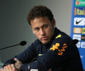 Neymar khốn đốn chuyển nhà vì… cổ động viên