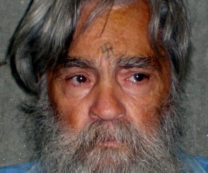 Sát nhân thế kỷ Charles Manson qua đời