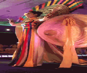 Video: Nguyễn Thị Loan tự tin trình diễn trong phần thi Trang phục dân tộc tại Miss Universe