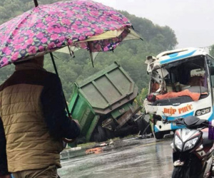 Xe đầu kéo mất lái đâm vào xe khách, nhiều người nhập viện cấp cứu