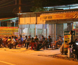 Chồng đi giao nước ngọt, vợ ở nhà chết trong tư thế treo cổ trước cửa buồng