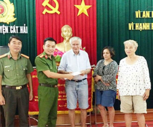 Cứu sống du khách Đức 79 tuổi bị lạc trong rừng Cát Bà