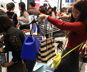 Dân buôn trắng đêm câu khách, chị em rạo rực hàng hiệu Black Friday