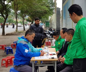 Đặt bàn tuyển dụng tại vỉa hè, Mai Linh quyết hút tài xế Uber, Grab