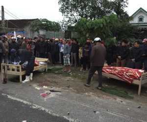 Hà Tĩnh: Ô tô tải kéo lê xe máy 20m khiến 2 người tử vong