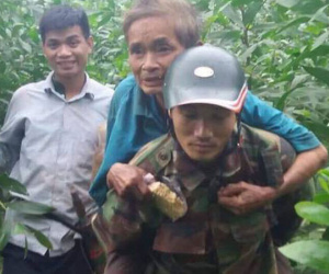 Người dân thay nhau cõng cụ ông nằm kiệt sức, đói lả suốt 3 ngày ra khỏi rừng sâu
