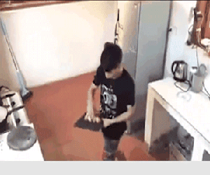 Chết cười với những cảnh 'khi đàn ông vào bếp': nào là giáp xanh giáp hồng, không mũ bảo hiểm cũng trùm bọc nylon