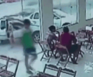 Suýt bị xe hơi tông mạnh khi đang... ngồi trong nhà hàng
