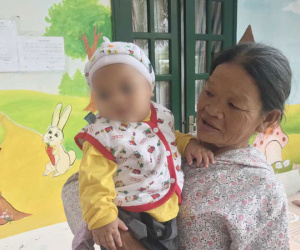 Bé 7 tháng bị bỏ rơi tại Hà Nội chính thức được bà ngoại đón về