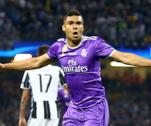M.U mời gọi Casemiro với mức lương bằng Pogba