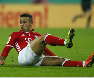 Bayern trả giá đắt vì chấn thương trong nỗ lực bám đuổi PSG