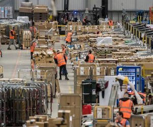 Bên trong kho hàng bằng 7 sân bóng đá của Amazon trước Thứ sáu đen