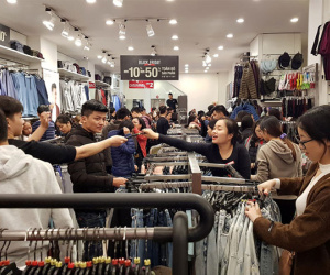 Ùn ùn xuống phố giữa đêm lạnh mua hàng giảm giá dịp Black Friday