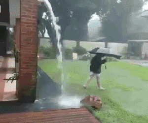 Cậu bé 12 tuổi bị sét đánh khi đang cầm ô nghịch mưa trong sân