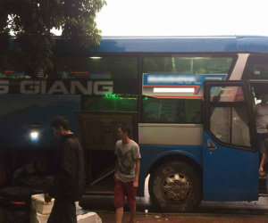 Đi xe khách giường nằm, cô gái bị phụ xe luồn tay vào người lục túi rồi giở trò sàm sỡ?