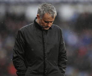Đừng đổ lỗi nữa Mourinho, khi chính ông đang trói chân tay mình!