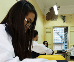 Khó tin: Học sinh được đề nghị đội mũ bảo hiểm lúc ngồi học