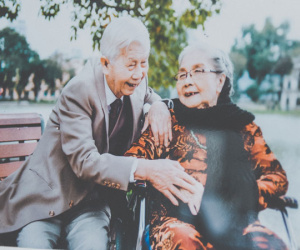 Bộ ảnh tình yêu hơn 70 năm của cặp vợ chồng già Hà Nội