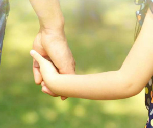 Bố nên đưa con gái vào nhà vệ sinh nữ hay nam?