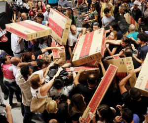 Chuyện kinh dị ngày Black Friday: Giẫm đạp nhau tới chết, 'bà già đại chiến' hay lột vỏ tôm hùm giấu vào quần lót