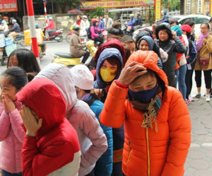 Hà Nội: Trời rét căm căm, nhiều người vẫn xếp hàng chờ mua hàng giảm giá ngày Black Friday từ sáng sớm