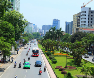 Hà Nội 'xén' thảm cỏ trên đường đẹp nhất Việt Nam để chống ùn tắc